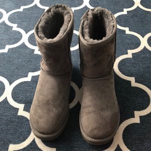 grey women’s ugg boots